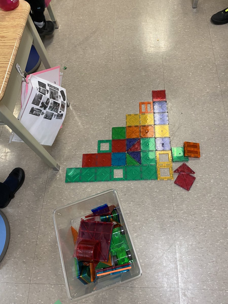 1BHTS's tweet photo. Exploring growing patterns using loose parts. @HTSRichmondHill https://t.co/PYKC5EVkD4