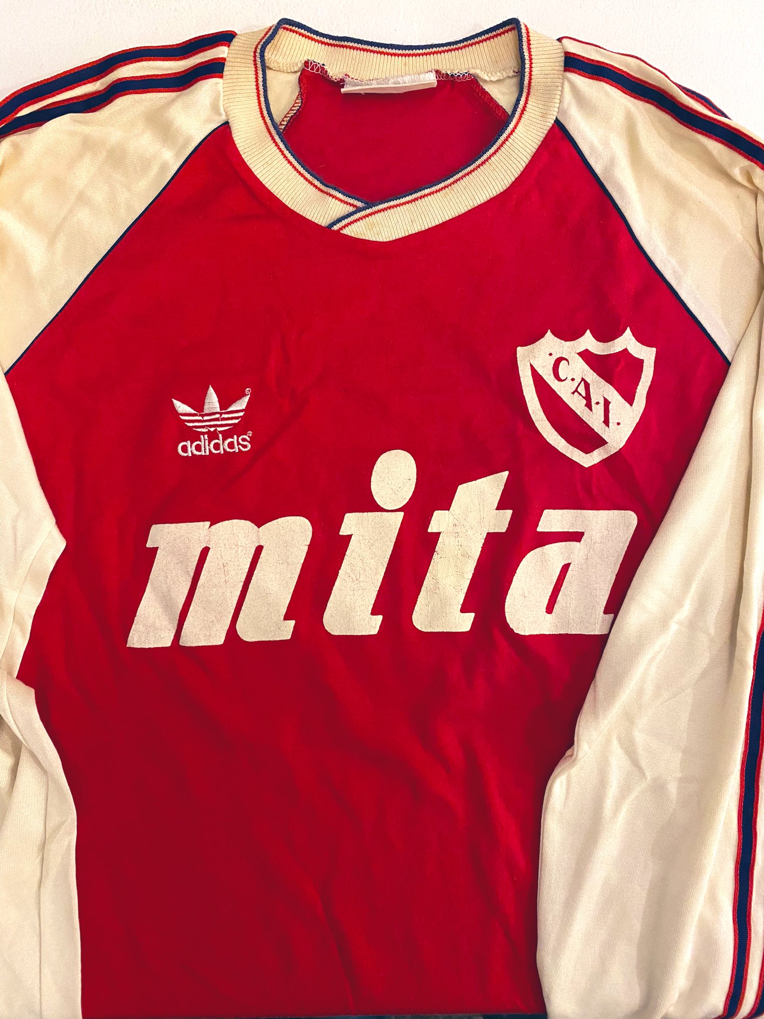 Marca de Gol on X La nueva camiseta PUMAArgentina de Independiente con mangas blancas parece inedita pero en realidad no lo es tiene cierto parecido a una que el Rojo tuvo en