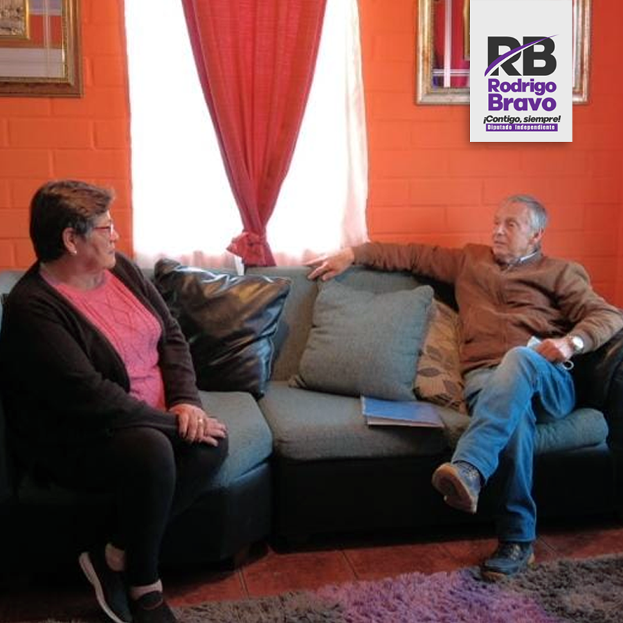 diputadobravo's tweet photo. En Punta Mira norte, compartiendo con la sra Rosa Rocco presidenta de la JJVV Valles Las Cañas quien amablemente nos invito a su casa, un grato diálogo donde planteamos nuestras propuestas y escuchamos sus inquietudes #coquimbo #rodrigobravo #contigosiempre #diputadoindependiente https://t.co/yI5yxQvtNy
