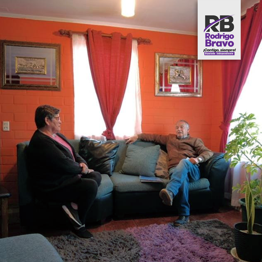 diputadobravo's tweet photo. En Punta Mira norte, compartiendo con la sra Rosa Rocco presidenta de la JJVV Valles Las Cañas quien amablemente nos invito a su casa, un grato diálogo donde planteamos nuestras propuestas y escuchamos sus inquietudes #coquimbo #rodrigobravo #contigosiempre #diputadoindependiente https://t.co/yI5yxQvtNy