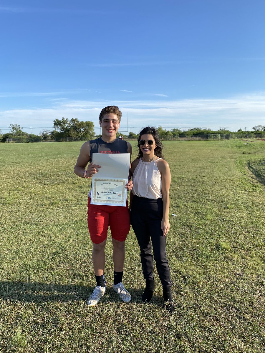 ttchalikian7's tweet photo. @CrossroadsToday #AthleteoftheWeek this week is QB @BradenLuedeker of @VictoriaWestHS. Braden had 358 yards with 2 passing TDs and rushed for 83 yards with 3 TDs. He’s just a sophomore… Congratulations Braden!! @dctf #cfl #txhsfb https://t.co/5x8R8VoucV