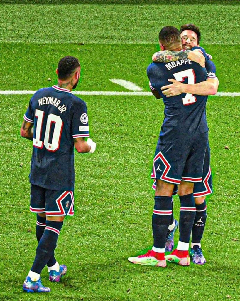 mundodabola's tweet photo. “Quando você tem Messi no time, sabe que ele tem que fazer menos para ter fôlego e estar mais lúcido para marcar. Então, se você tiver que ir, vá. Não há problema, é uma hierarquia estabelecida. Eu concordo em correr quando o Messi estiver andando, sem problemas!”

— Mbappé https://t.co/zPhOqqVfbF