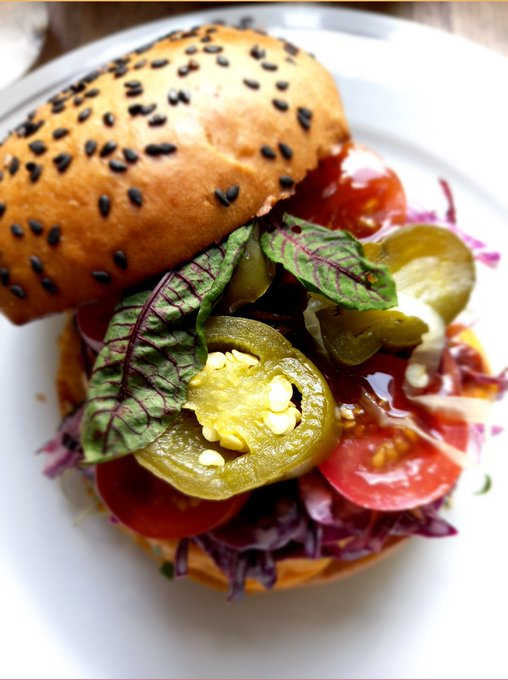FoodandTravelMX's tweet photo. Visitamos #ButcherSons en Barrio Alameda y probamos la hamburguesa de octubre, una colaboración con la barra de sushi San-tō. La carne es una mezcla jugosa de rib eye y pork belly en pan brioche, queso cheddar, salsa tonkatsu y coleslaw. ¡Deliciosa! https://t.co/DLRWoQqTJo