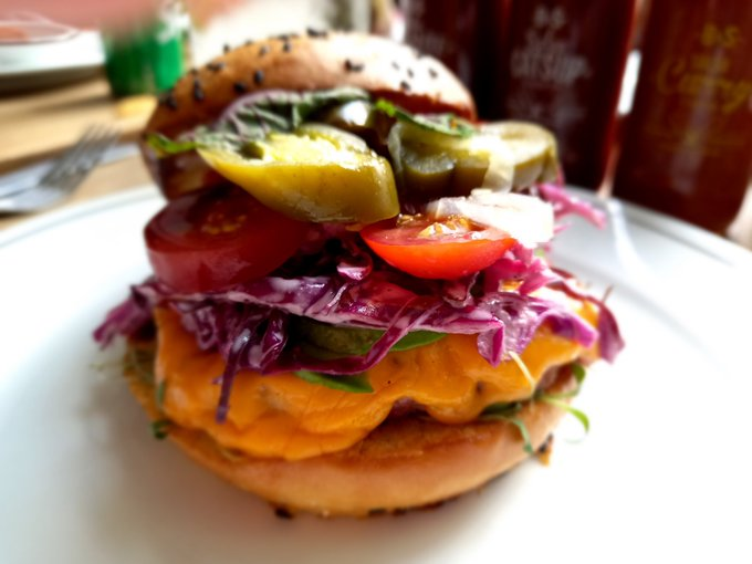 FoodandTravelMX's tweet photo. Visitamos #ButcherSons en Barrio Alameda y probamos la hamburguesa de octubre, una colaboración con la barra de sushi San-tō. La carne es una mezcla jugosa de rib eye y pork belly en pan brioche, queso cheddar, salsa tonkatsu y coleslaw. ¡Deliciosa! https://t.co/DLRWoQqTJo