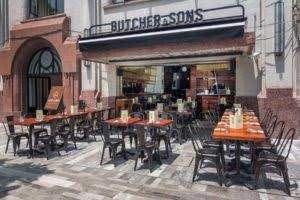 FoodandTravelMX's tweet photo. Visitamos #ButcherSons en Barrio Alameda y probamos la hamburguesa de octubre, una colaboración con la barra de sushi San-tō. La carne es una mezcla jugosa de rib eye y pork belly en pan brioche, queso cheddar, salsa tonkatsu y coleslaw. ¡Deliciosa! https://t.co/DLRWoQqTJo