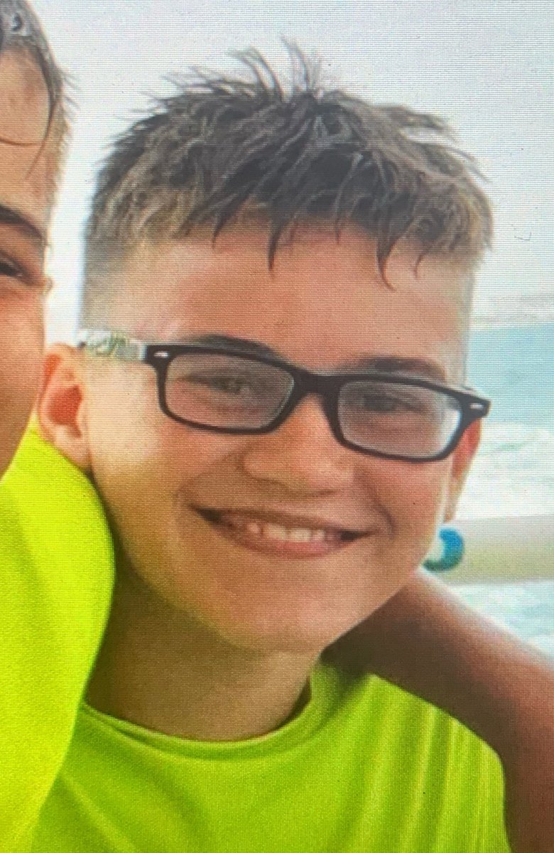 PlantationPD's tweet image. 🚨 MISSING PERSON: Mason Alexander Simms wearing a blu sweater, blk shirts, blk shoes, blk and yellow glasses. Sandy brown hair, hazel eyes. Left Plantation Middle School at 1600 hrs on foot walking to the area of 7500-blk of NW 3 Court. Call 954-797-2100 if spotted.
