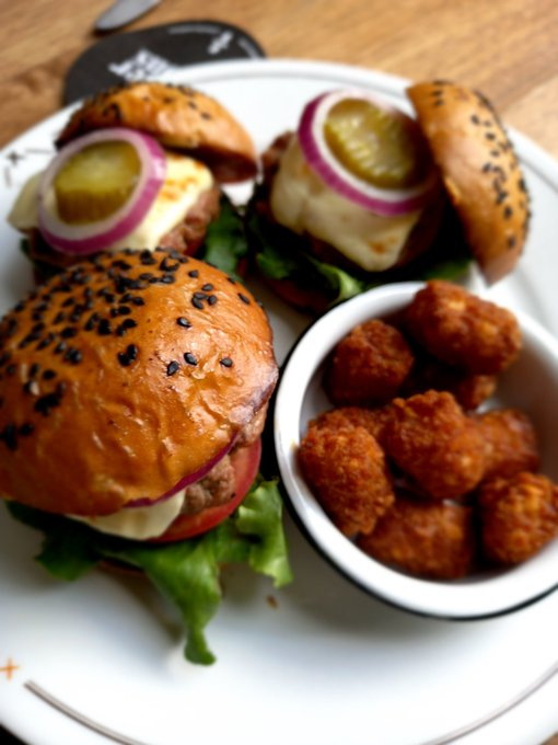 FoodandTravelMX's tweet photo. Si vas con niños, en el menú de #ButcherSons encontrarás miniburgers, que son perfectas para ellos. Acompáñalas con las clásicas papas con aceite de trufa y parmesano, ¡imperdibles! https://t.co/DVlQ7FA2Fy