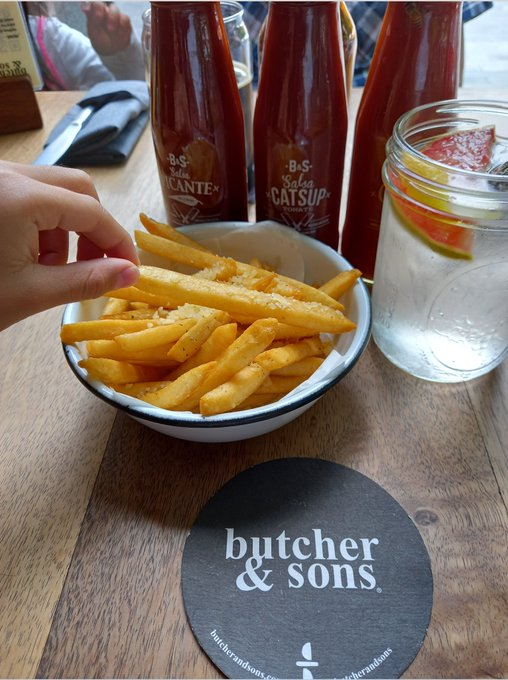 FoodandTravelMX's tweet photo. Si vas con niños, en el menú de #ButcherSons encontrarás miniburgers, que son perfectas para ellos. Acompáñalas con las clásicas papas con aceite de trufa y parmesano, ¡imperdibles! https://t.co/DVlQ7FA2Fy
