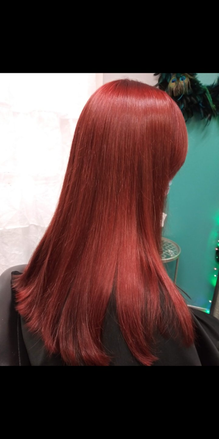 Crimson red hair - the juicy color of berries on your hair