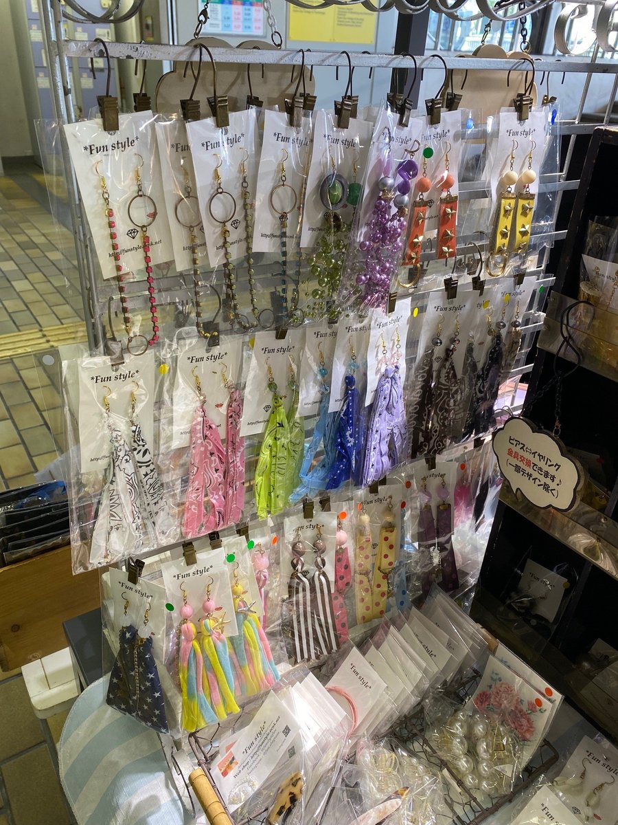 kobe_ipc's tweet photo. 【出店は10日（日）まで！】#販売チャレンジパイロットショップ 「#KOBEそらゆめマルシェ 」神戸市営地下鉄学園都市駅に「 #FanStyle 」が出店中😉ワゴンいっぱいの可愛い #アクセサリー で、#初秋 の #お洒落 のオススメをご提案します。そらゆめマルシェの新拠点に、是非足を運んでください❗ https://t.co/55eBbBz2mf