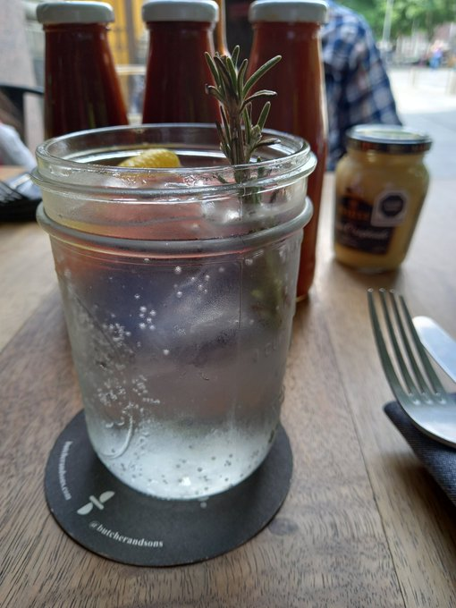 FoodandTravelMX's tweet photo. Las opciones de maridaje en #ButcherSons son varias: tienen gins, como el Crazy Diamond con romero, toronja y limón amarillo o bien, diferentes cervezas artesanales. Recomendamos el s'mores pie, con base de galletas, chocolate y bombones quemaditos. Cheque promedio: $500 pesos. https://t.co/IuRq1KsaGo