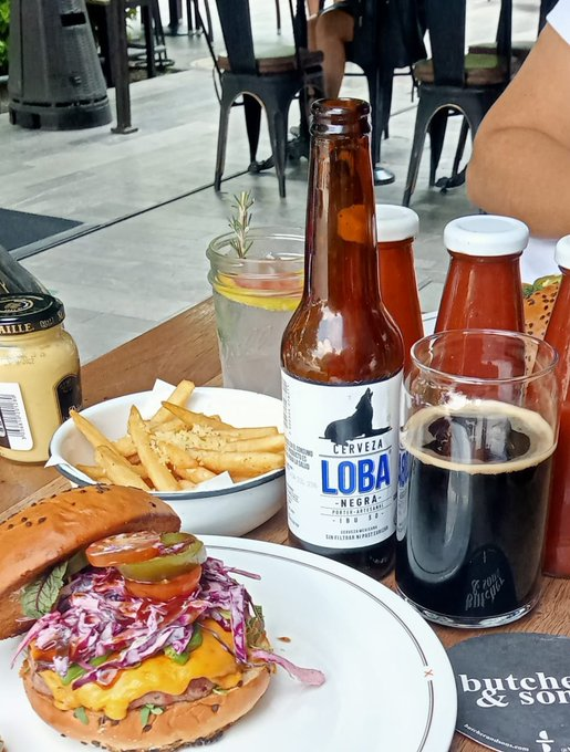 FoodandTravelMX's tweet photo. Las opciones de maridaje en #ButcherSons son varias: tienen gins, como el Crazy Diamond con romero, toronja y limón amarillo o bien, diferentes cervezas artesanales. Recomendamos el s'mores pie, con base de galletas, chocolate y bombones quemaditos. Cheque promedio: $500 pesos. https://t.co/IuRq1KsaGo