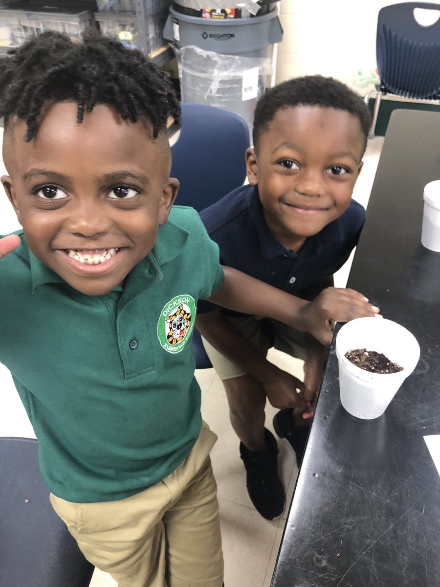 We loved learning more about living and nonliving things today in science lab with <a href="/Russellerd/">Troy Russell</a> 🎉 🦗 @PrincipalERD <a href="/DicksonTigers/">E.R. Dickson Tigers</a>