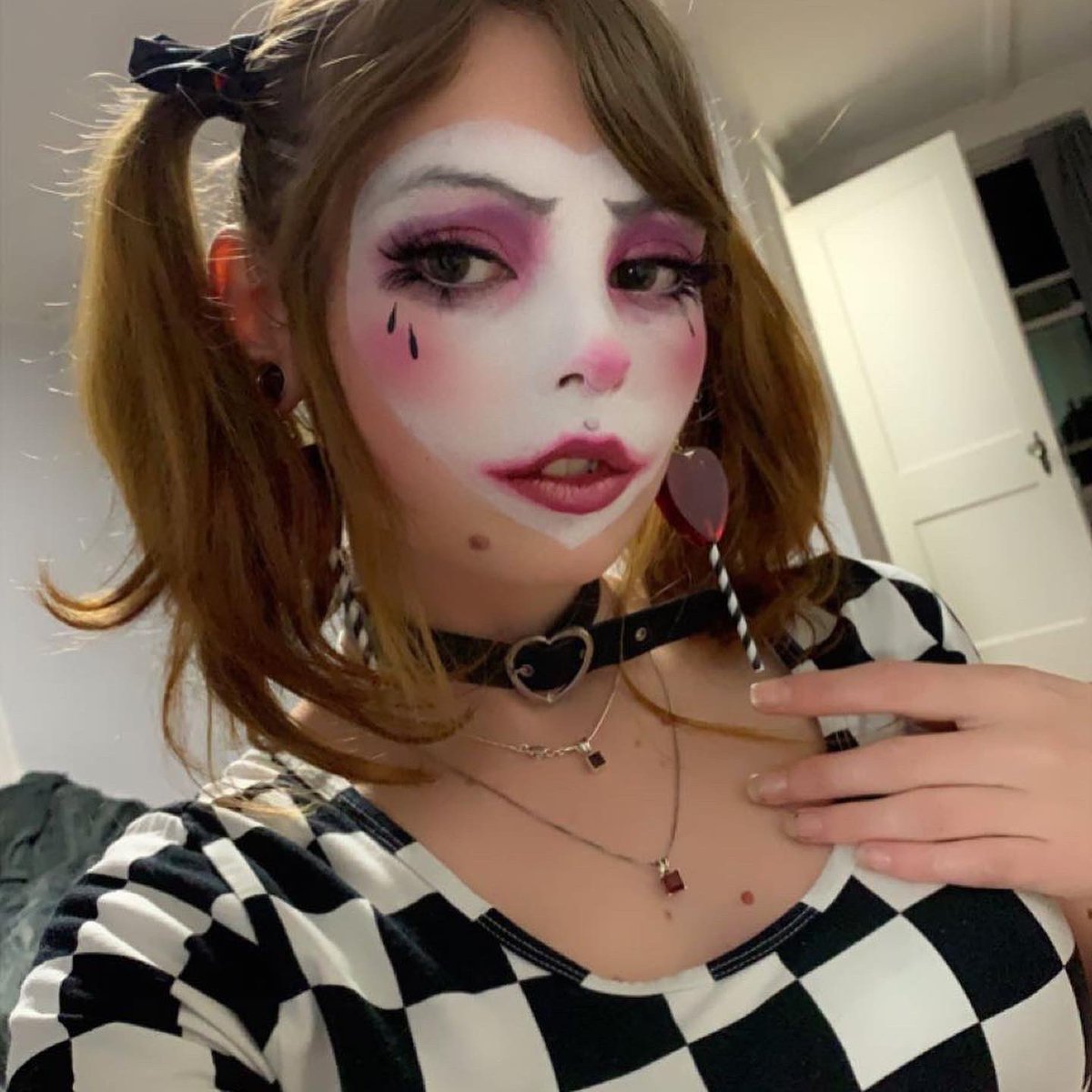 inkstaind_'s tweet photo. October 4 2021
Day 4 of #31daysofhalloween a sweet little clown look that I am personally obsessed with #clown #halloween #heartface #salemmassachusetts https://t.co/yURThOO8MP