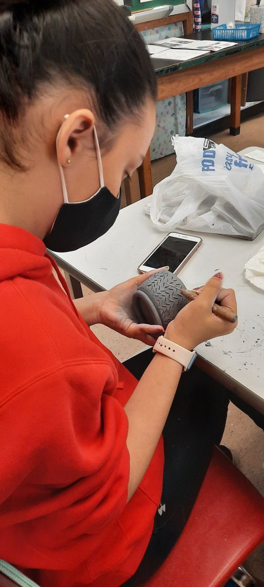 Monday mornings can't stop art from being made! S's are learning valuable studio practices including the importance of patience and reflection when analyzing their own art making. <a href="/MilfordMillAcad/">Milford Mill Academy</a> <a href="/LansdowneViking/">Lansdowne High</a> <a href="/brandonnicklas/">Brandon Nicklas</a> @KyriaJoseph <a href="/milfordpride/">TryalahShipman</a> <a href="/sfisherBCPS/">Sherri Fisher</a> <a href="/megpshay/">Megan Shay</a>