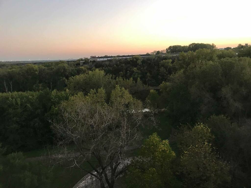 PoLi_Mu's tweet photo. Benchcheck. Two weeks after autumnal equinox. 

What a different 17 minutes make. 

(Apologies that the subject is not exactly the same in both pix. I think you get the idea though …) https://t.co/lkxQxNG9Gk https://t.co/mfLaM7ZXeH