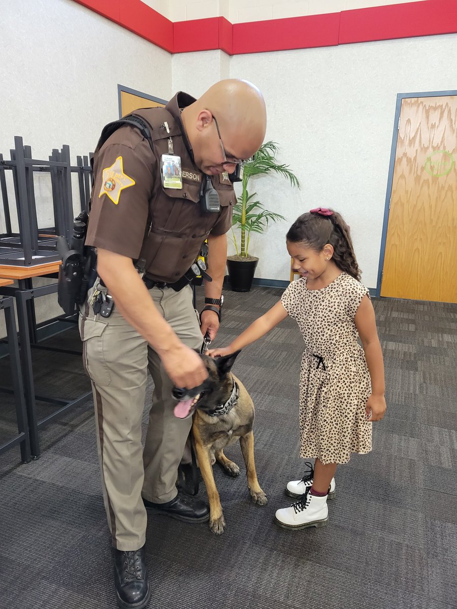 DRESMrsJRedner's tweet photo. Meeting our resource officer and his canine friend! https://t.co/X9w5tLSP42