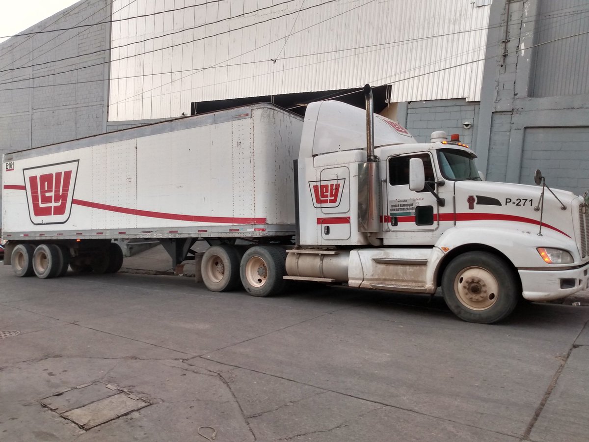 Patti_Es's tweet photo. @SSPyTM_Culiacan a qué departamento me tengo que dirigir para reportar camiones pesados que ingresan a zona residencial sector Lomalinda. Causan caos vial, cortan cables, quebran macetas, se cimbran las viviendas. https://t.co/6fN72tVHQY
