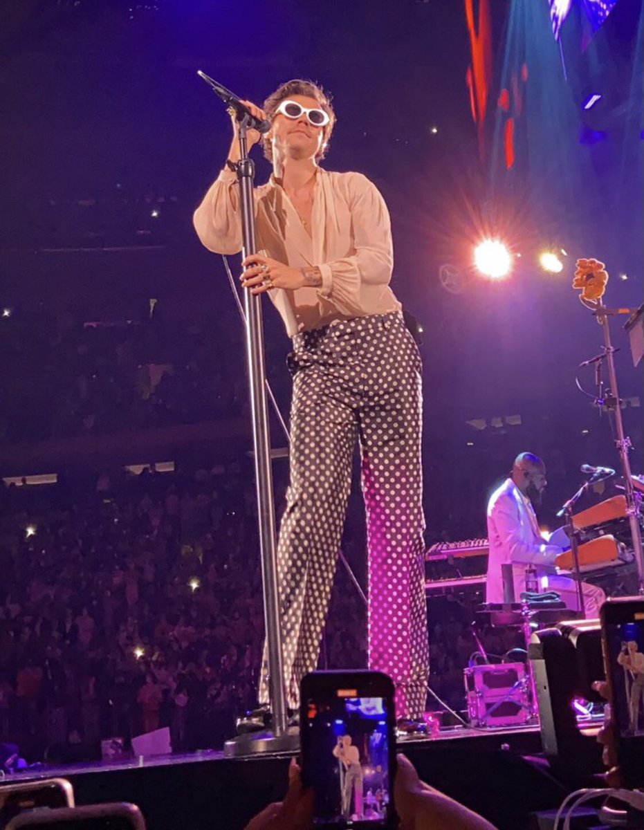 loumivida11's tweet photo. lo lindo???? que estaba????hoy Harry???? #LoveOnTour #harrystyles #streamtpwk https://t.co/cUQ6GAuEqN