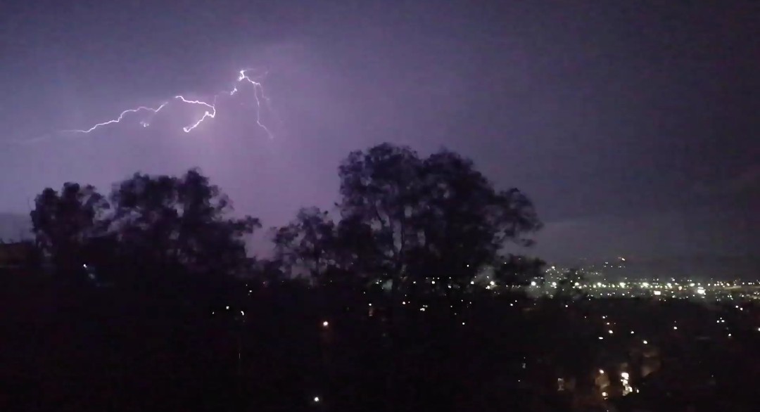 Orozcolb's tweet photo. Mal momento para haber visto la guerra de los mundos🙃🙃🙃

#Tijuana #Lightning #storm #Thunder #rain https://t.co/UZ1e4TYCLd