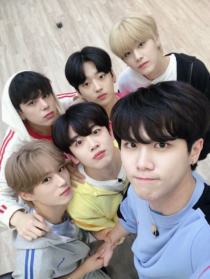 nsaayhan's tweet photo. ....hai?
It's been a long time since I haven't seen you guys, thanks for not giving up, I hope you guys stay strong, don't give up. you deserve it💗 be happy ya!

Happy 1st anniversary  WEi❤

#위아이_일주년_엄청난걸_보여줄걸
#WEi1stAnniversary 
@WEi__Official
@WEi__Member https://t.co/lqSjVYJQQX