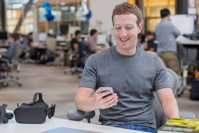 Mark Zuckerberg, viendo c&oacute;mo despu&eacute;s de que WhatsApp se restableci&oacute;, sigues teniendo 0 mensajes. https://t