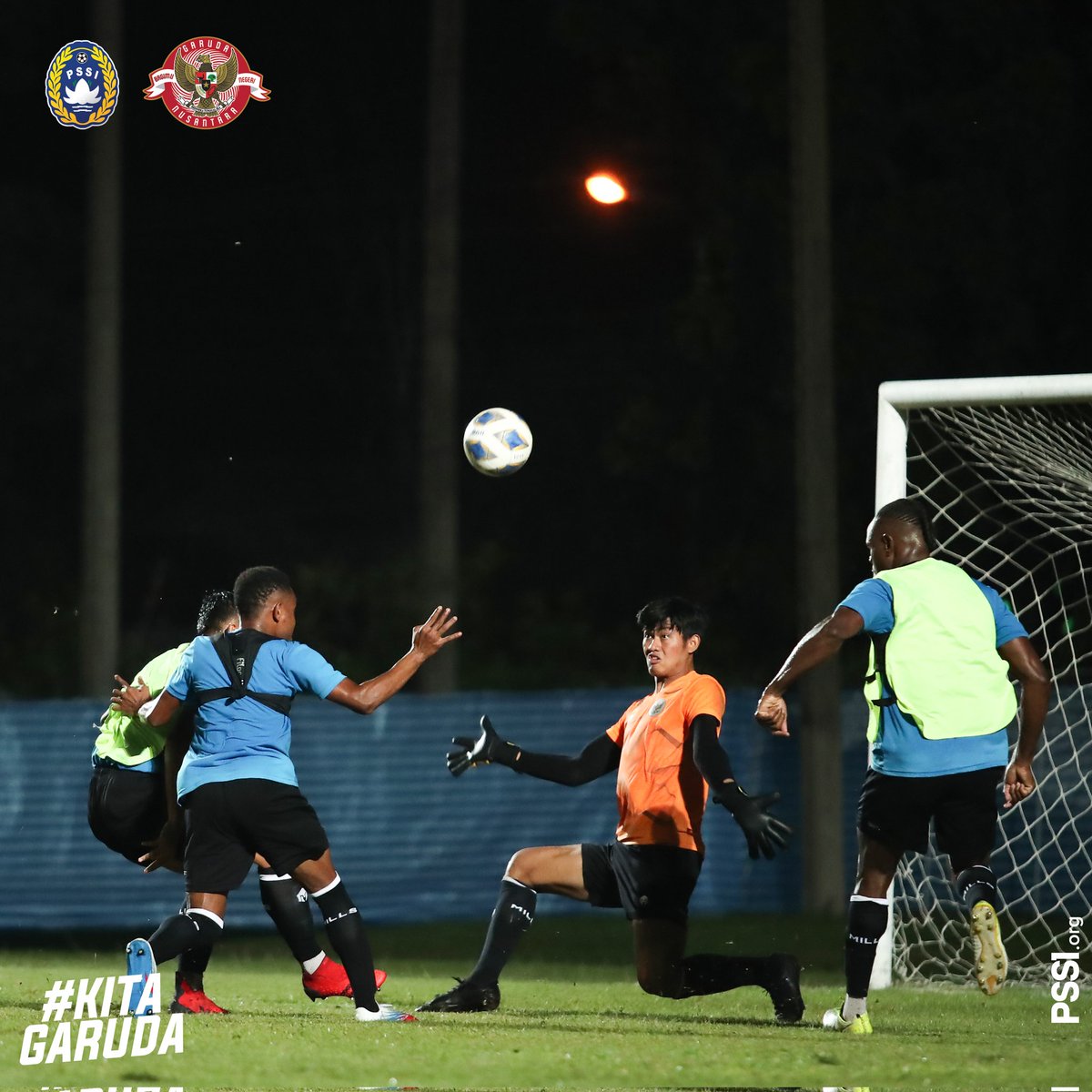 PSSI's tweet photo. Timnas Indonesia memulai latihan pada Senin (4/10) malam di Chang Training Ground Buriram, Thailand. Pada latihan ini seluruh pemain mengikuti latihan dengan penuh semangat dan antusias.

#KitaGaruda #MeraihImpian https://t.co/UKg9y6rfn1