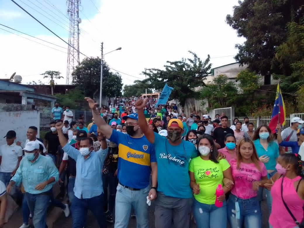 ArturoC69755641's tweet photo. #Cojedes|9:03pm|Continúa el recorrido con su gente de Lima Blanco el joven que se convirtió en la esperanza para ése municipio. @pedroluisanchez sigue incrementando sus numeros de aceptación y duplica fácilmente a su mas cercano adversario. #oct04. @Juanjosanoja @CarlosBorjas . https://t.co/CaMt1IxOJl