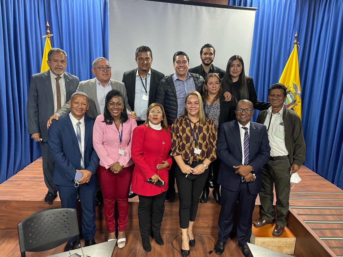 JuanPHidalgoC's tweet photo. El #GobiernoDelEncuentro cumple con sus promesas de campaña💪

En mesa técnica junto con los alcaldes, gobernadora y asambleísta de la provincia de Esmeraldas, tratando sobre el proyecto de agua potable y saneamiento. 

El acceso digno al agua es un derecho que será garantizado✅ https://t.co/NSGay6fzsn