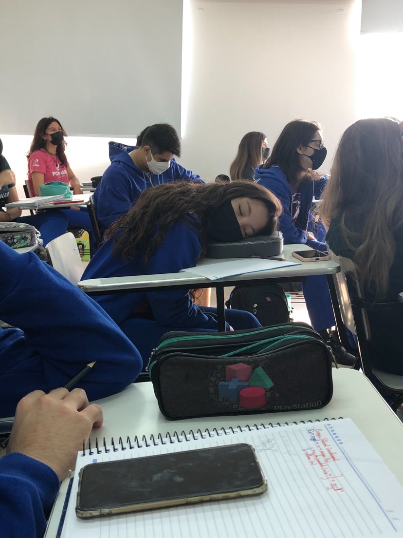 felipe666skr's tweet photo. #CANCELAMENTO #EXPOSED  menina de 15 anos chamada Kahori ishikawa dorme em plena aula, uma aula importante para se desenvolver futuramente. E ocorre essa falta d respeito ao professor, triste…#dormindonaauladocelio #celiofodao #lesada https://t.co/dkCLYGsxgN