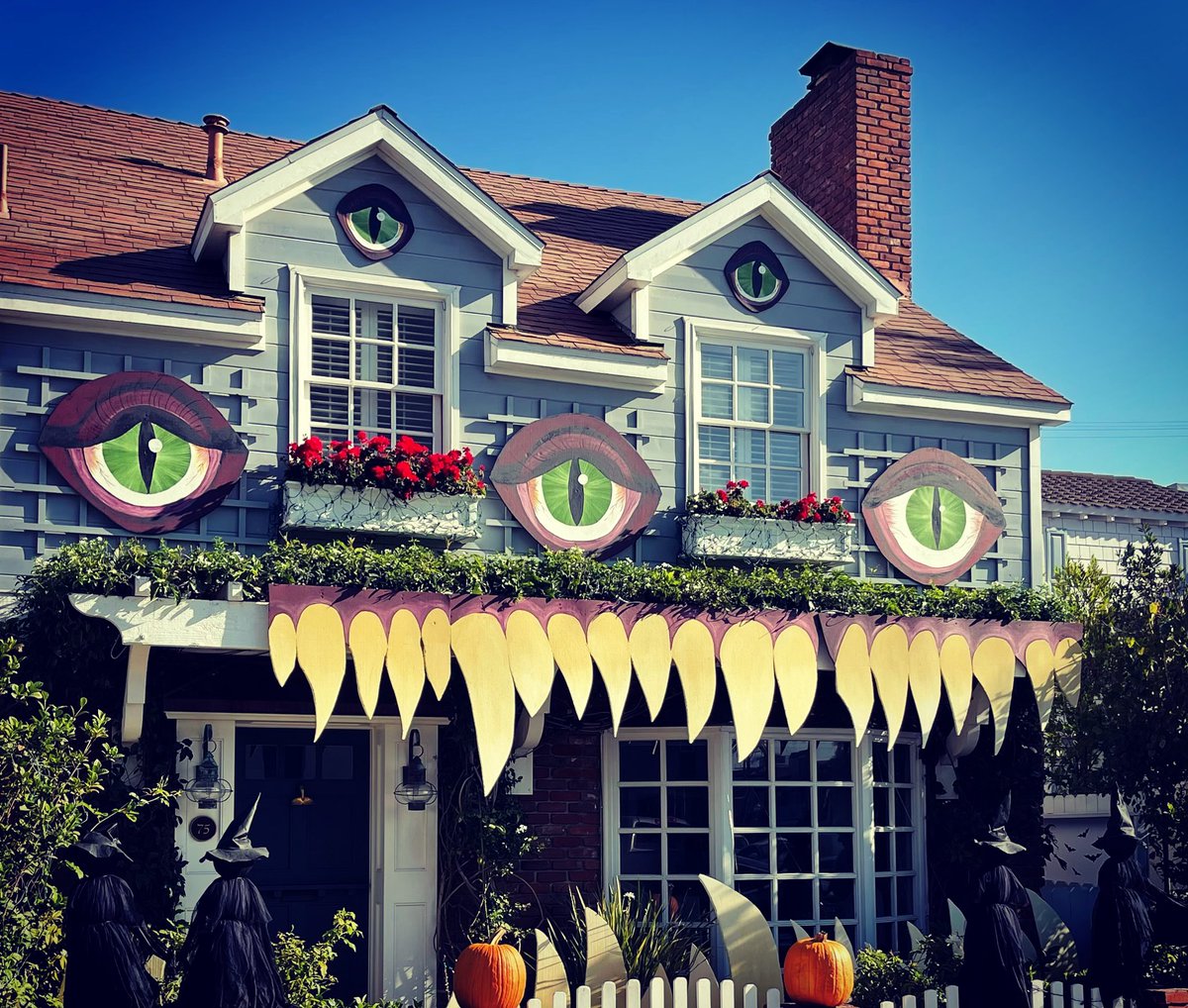 HallowPartyRP's tweet photo. This is Awesome! #witchydecor #halloween in #naplesLb https://t.co/5hBsgXmlrY