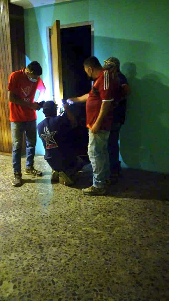 Sentir_UCVista's tweet photo. #Denuncia | El recinto más democrático de la cultura nacional, nuestra #AulaMagna #UCV hoy ha sido violentado por afectos al régimen de Nicolás Maduro.

Autoridades de la Dir. Cultura UCV informaron que miembros de la comisión presidencial encargada de ejecutar las recientes 👇🏻 https://t.co/nvIckWMtV0
