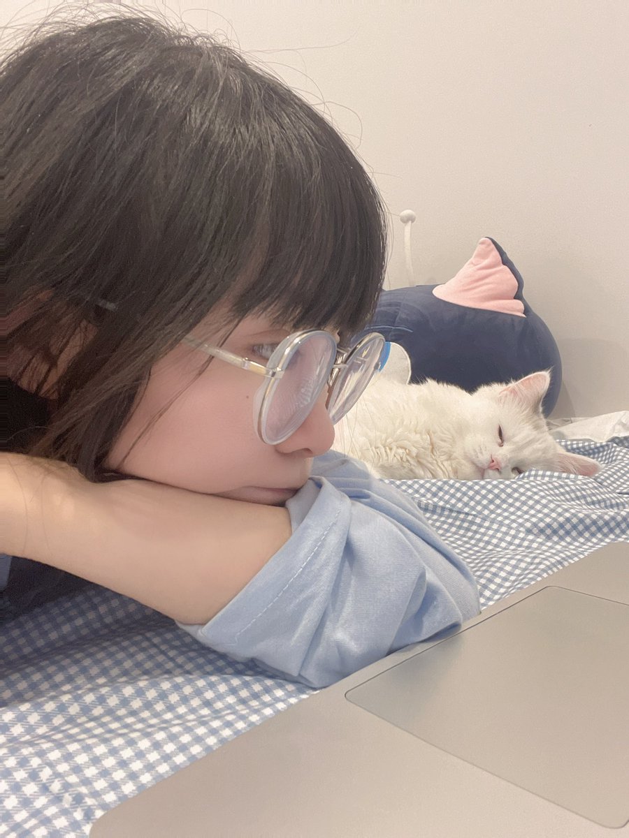 nyanyananeko's tweet photo. Last night Zaozao accompanied me to do assessments (*´ω`*) also no stream tonight as I just had my second shot of Pfizer _:(´ཀ`」 ∠):
#fullyvacinnated #catmum #catlife #selfiewithcat https://t.co/kwGisPbido