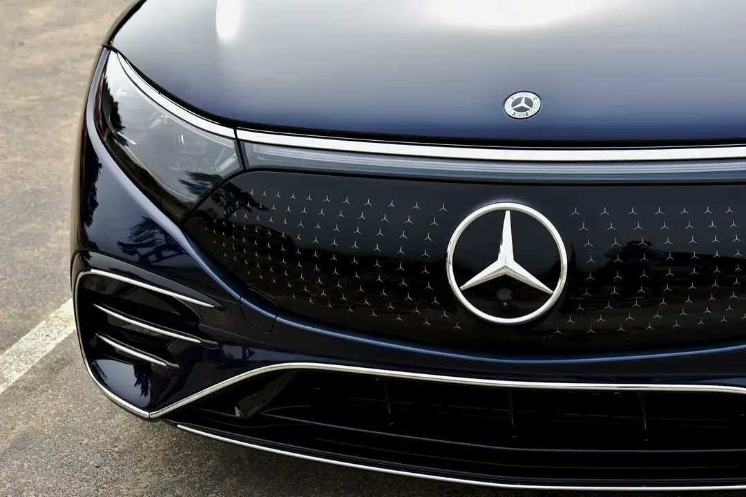 SAEdelstein's tweet photo. Big sedan. Big screen. #MercedesEQ #EQS #mbpressdrive https://t.co/491MNvFsD1