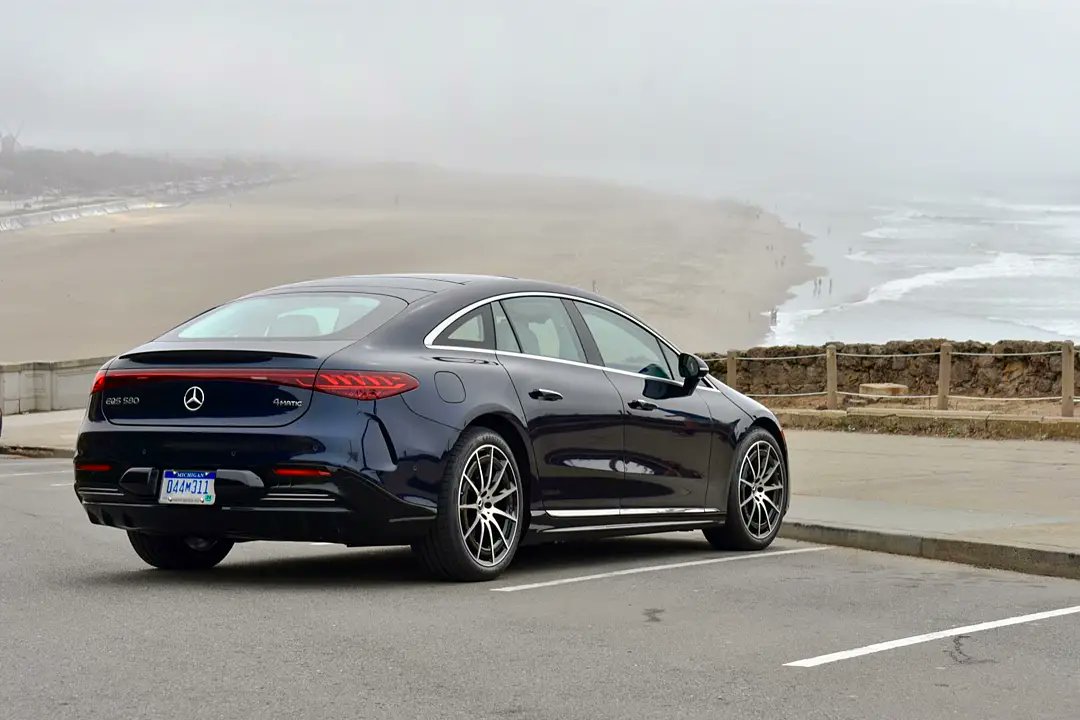SAEdelstein's tweet photo. Big sedan. Big screen. #MercedesEQ #EQS #mbpressdrive https://t.co/491MNvFsD1