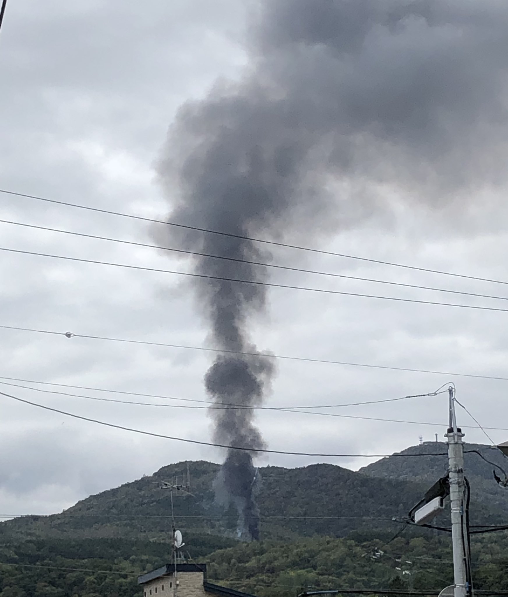 Meguuuuu 메구 外でドンドコ音するから何かな と思ったら山の方で黒い 煙 の中からちっさく花火も打ち上がってる W ﾝ 花火工場とかで火事のなかな T Co Wgfmawxnis Twitter