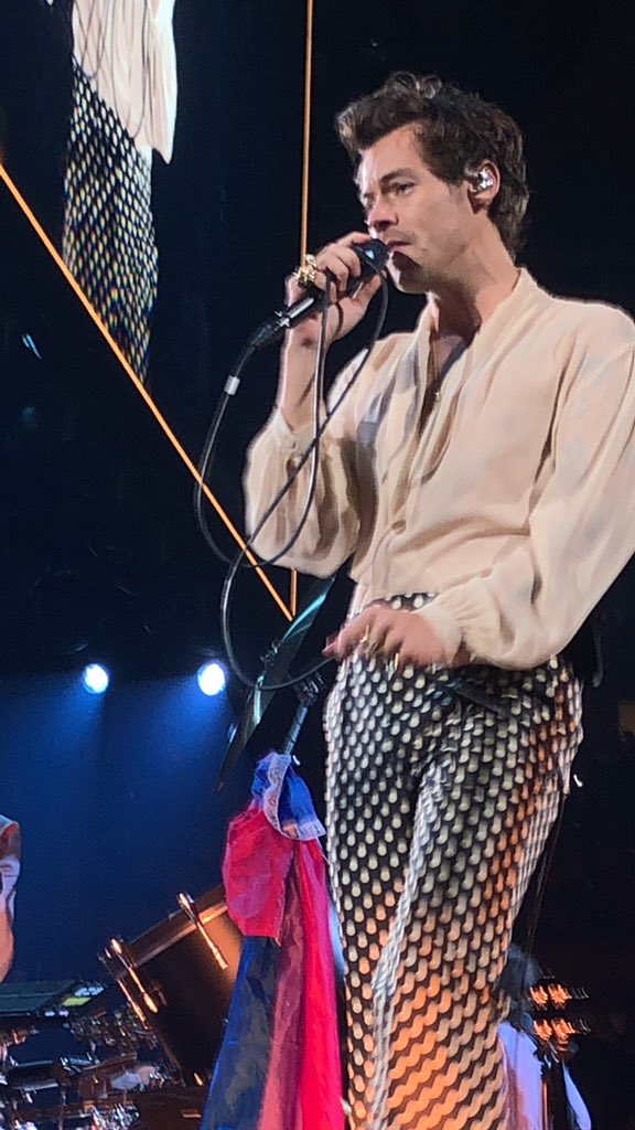 Harry singing.
#LoveOnTourNYC #Night2
10.4.21

📸: icarusfallng