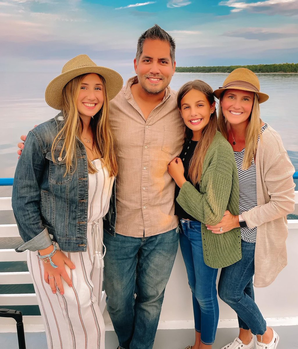 leachfortexas's tweet image. Tweeps - those who love me, those who hate me, and those who have no idea why you follow me, I ask a favor: 

Please summon whatever ounce of faith you possibly can and join me in praying for my dear friend, Dan Avitua, fighting for his very life at this very moment. 

#DanTheMan