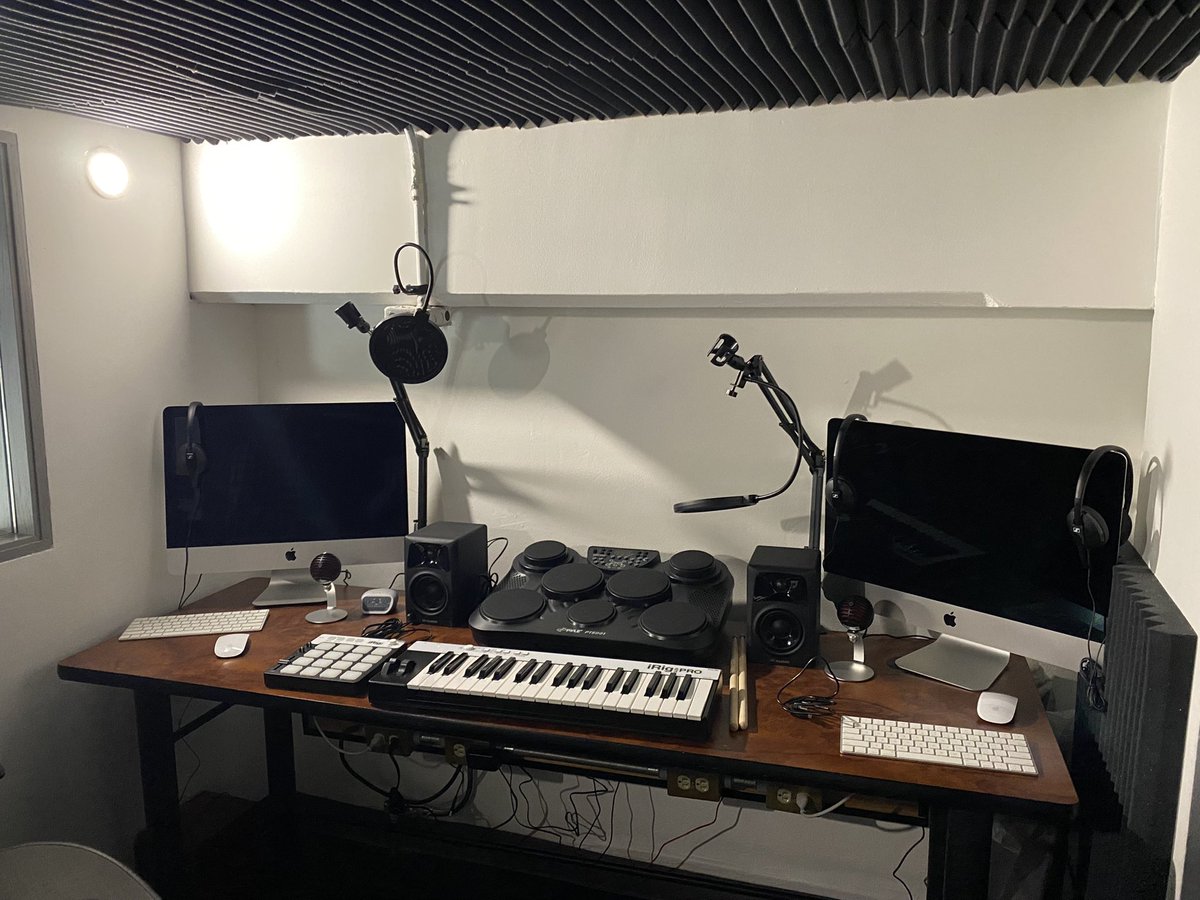 R5 creación de música y vídeos con Garage Band en el sound studio del maker space y muchos podcasts #AppleEDUchatES