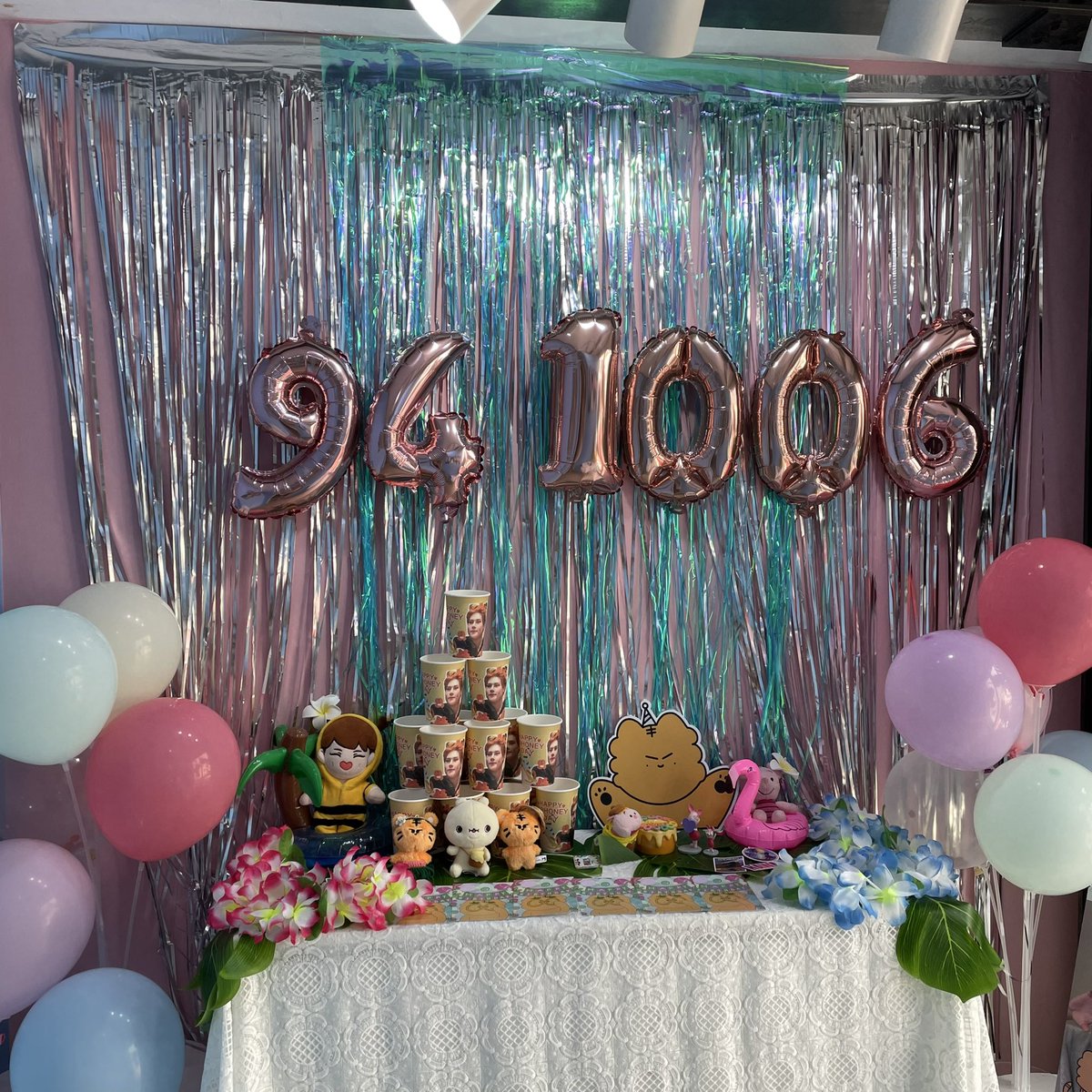 어젯밤 요정들이 주헌이의 생일잔치를 너무 격하게 즐기고 갔나봅니다…^^아침에 급하게 풍선들 기강을 잡아놓느라 오픈하자마자 방문해주신분들에게 넘 지저분한모습을 보여드려서 너무 죄송해용..🥺 첫날과 다른 모습이어도 양해부탁드릴게요^^