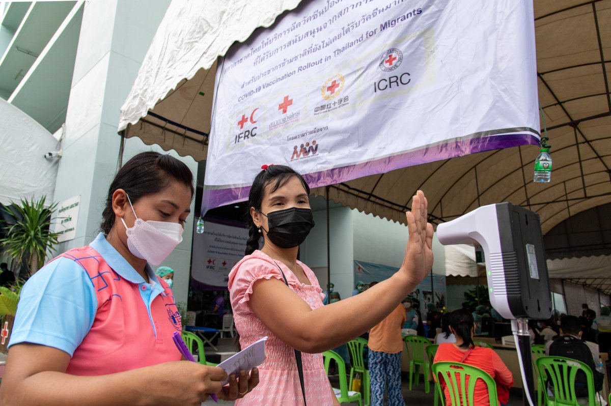 ThaiRedCross's tweet photo. สภากาชาดไทยให้บริการฉีดวัคซีนป้องกันโรคโควิด -19 (ซิโนฟาร์ม) ที่ได้รับการสนับสนุนจากสภากาชาดจีนสำหรับประชากรข้ามชาติที่ยังไม่เคยได้รับวัคซีนมาก่อน 
https://t.co/gMb90Ui1Mh https://t.co/jvAyTrDBoc