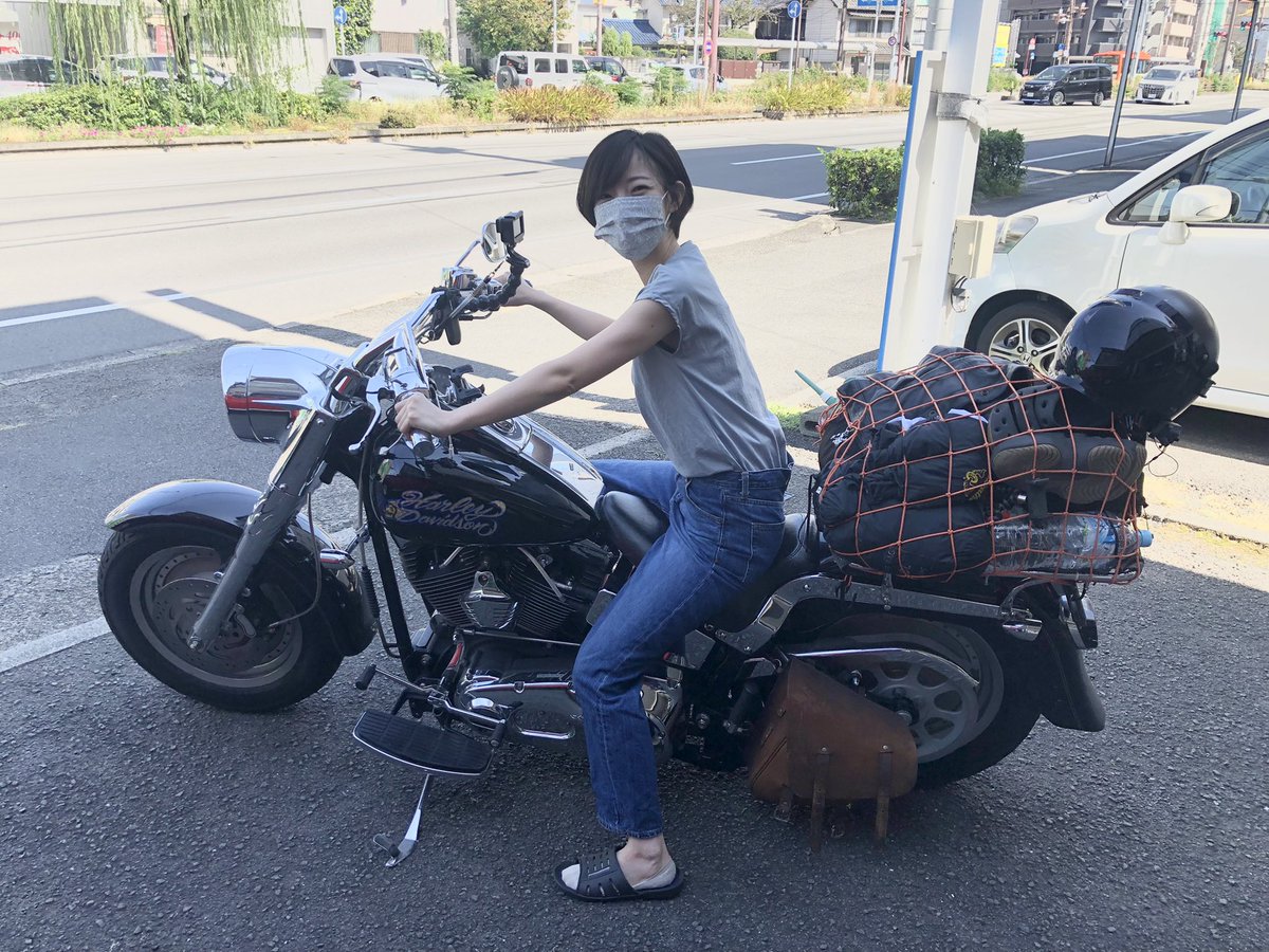 richeart_hitomi's tweet photo. 様になってますか？笑。もちろん私のバイクではなく、お客様のバイクに跨がらせて頂きました笑。私は全然似合ってないですが💦お客様はさすが✨カッコ良く決まってます😎
天気も良く、みんなの時間も合ったので、海辺で外ランチしました☀️三津浜焼きと言えば、「日の出」✨台付肉玉油がおすすめです！ https://t.co/xxregyCiR3