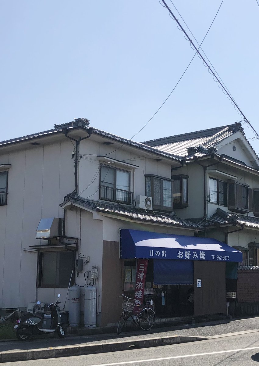 richeart_hitomi's tweet photo. 様になってますか？笑。もちろん私のバイクではなく、お客様のバイクに跨がらせて頂きました笑。私は全然似合ってないですが💦お客様はさすが✨カッコ良く決まってます😎
天気も良く、みんなの時間も合ったので、海辺で外ランチしました☀️三津浜焼きと言えば、「日の出」✨台付肉玉油がおすすめです！ https://t.co/xxregyCiR3