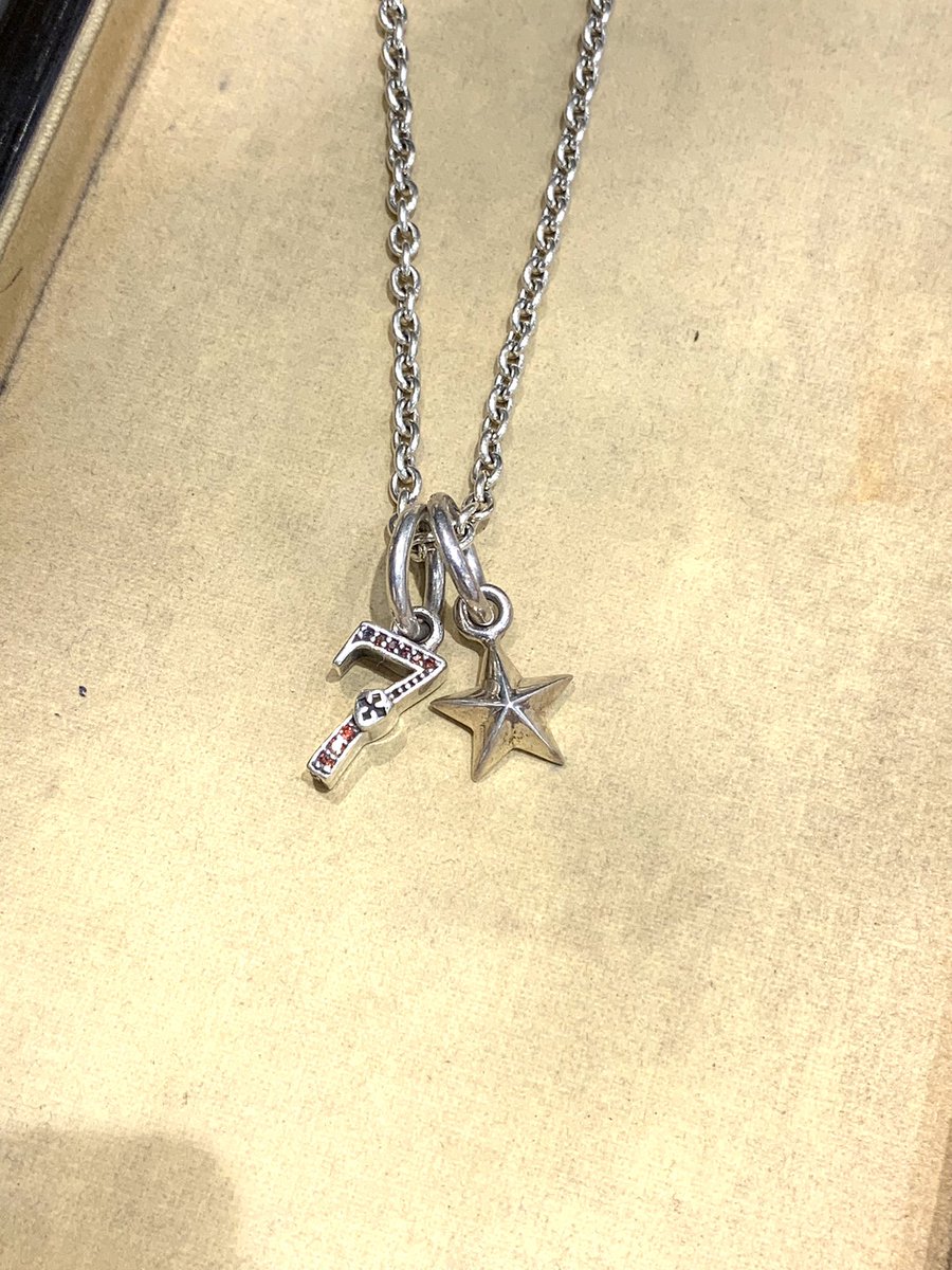 SB_LAKETOWN's tweet image. メタリスのナンバー「7」とスターの重ね着けでお買い上げのお姉さん‼️🙌🙌

まさに"セブンスター"ネックレス‼️‼️

ナンバーペンダントは重ねてこそ美しい…………

またのご来店お待ちしておりまっす😁😁😁😁😁😁

#シルバーボックス #SILVERBOX #シルバーボックスレイクタウン店 #メタリス