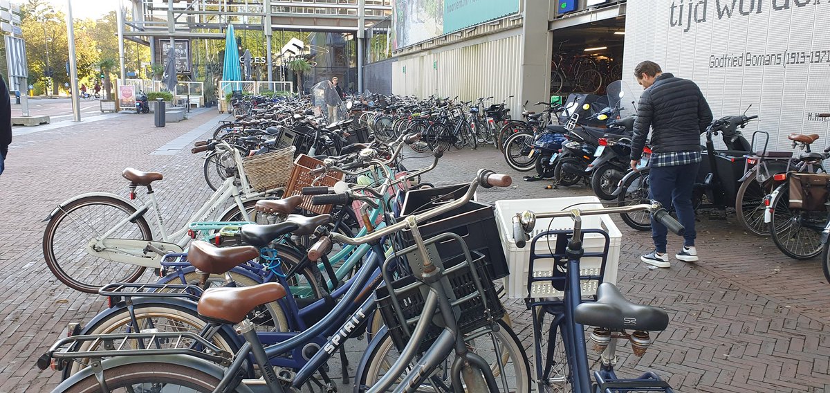IreenVerduijn's tweet photo. @gemeentehaarlem kijk hoe goed we allemaal met het #OV gaan! 2rijen dik buiten de stallingen.. 😅 https://t.co/k3rNIaVmuz