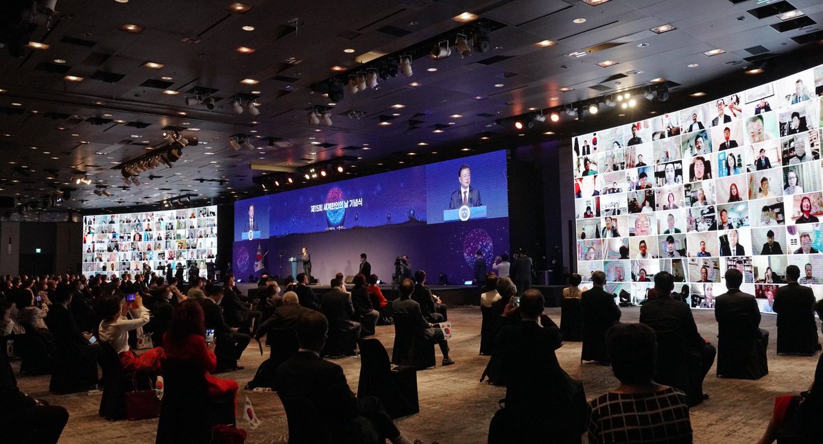 하지만 우리는 대립할 이유가 없습니다. 
체제 경쟁이나 국력의 비교는 이미 
오래전에 더 이상 의미가 없어졌습니다. 
이제는 함께 번영하는 것이 
더욱 중요합니다. 
통일에는 시간이 걸리더라도 남과 북이 
사이좋게 협력하며 잘 지낼 수 있습니다.