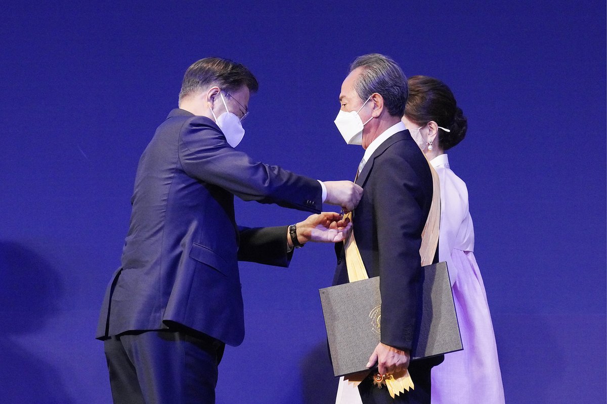 한민족의 정체성을 갖고 있는 
동포들의 역할이 매우 중요합니다. 
남과 북을 넘어 하나의 코리아가 갖는 
국제적인 힘, 항구적 평화를 통한 
더 큰 번영의 가능성을 동포들께서 
널리 알려 주시길 바랍니다.