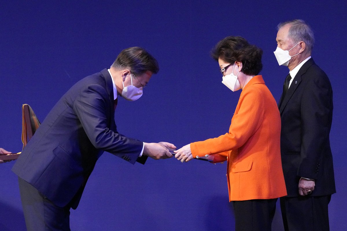 8천만 남북 겨레와 750만 재외동포 
모두의 미래세대들이 한반도와 세계의 
지속가능한 발전을 위해 
공감하고 연대하는 꿈을 꿉니다. 
그 길에 750만 재외동포 여러분이 
함께해 주시리라 믿습니다. 
세계 어디에 가도 동포 여러분이 
계시다는 것만으로도 큰 힘이 됩니다.