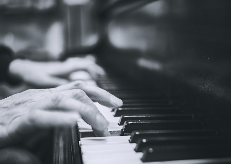 MatiaFundazioa's tweet photo. Hoy nos gustaría compartir con vosotros la inspiradora historia de #PaulHarvey y sus "Four notes". Un anticipo: un relato que habla de cómo la música puede ser el mejor antídoto ante el olvido. ¿Os animáis a acompañaros?👇
¡Dentro hilo!🧵 https://t.co/cgMkbcmamr