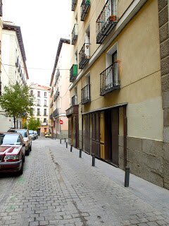 anarosaadan's tweet photo. @AruserosLaSexta @laSextaTV @ATRESplayer Pasadizos de Madrid. Este pasadizo está cerrado por tramos , pero iba al palacio real , estaba en una zona de conventos. Esta es la calle Santa Clara (barrio De Santiago Madrid) era nuestra tienda Acaramelada Cakes. Había una trampilla en el suelo. Tenía un pozo también. https://t.co/niHH1YBSPs